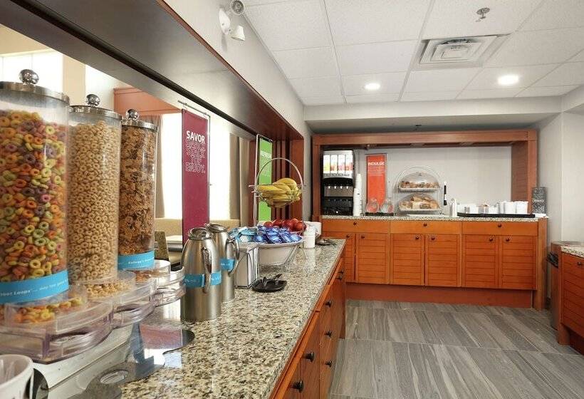 Отель Hampton Inn & Suites Barrie