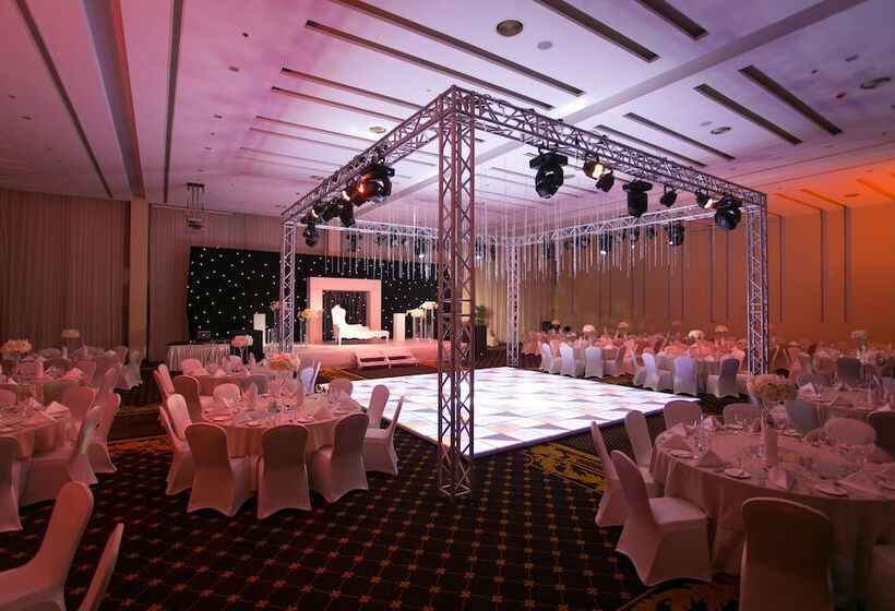 Two Seasons Hotel & Apartments