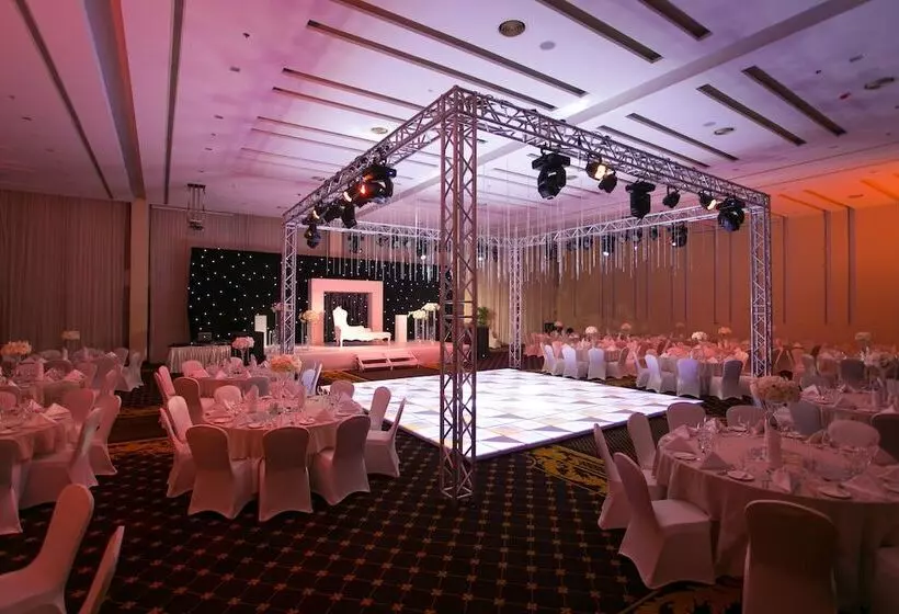 Two Seasons Hotel & Apartments