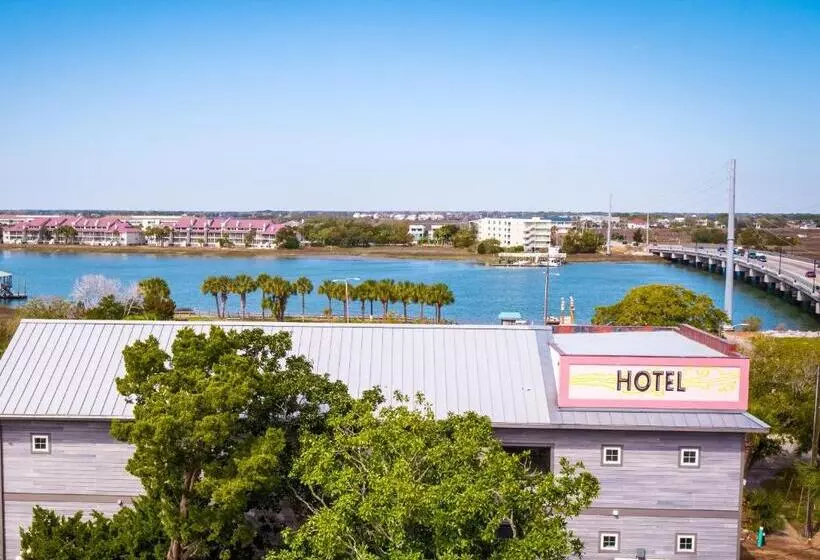 Hotelli Folly With Marsh And Sunset Views