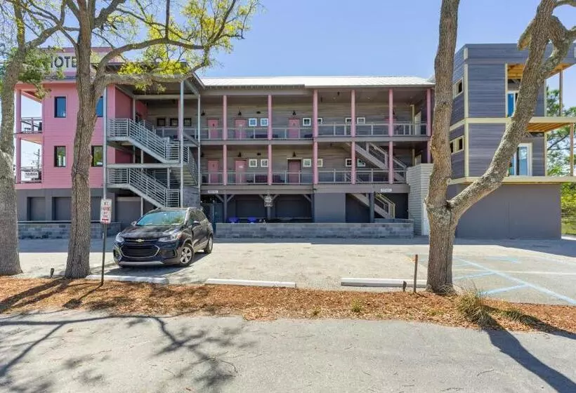 Hotelli Folly With Marsh And Sunset Views