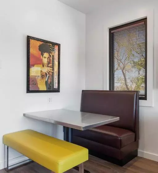 Hotelli Folly With Marsh And Sunset Views