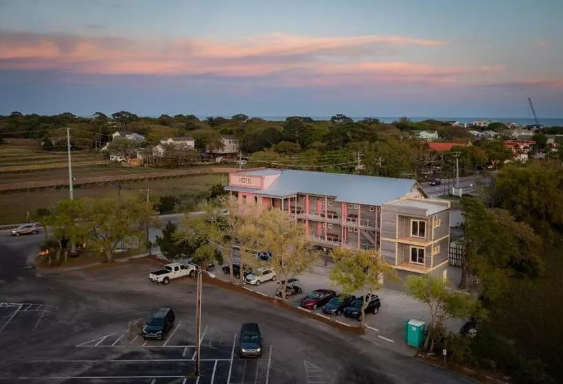 Hotelli Folly With Marsh And Sunset Views