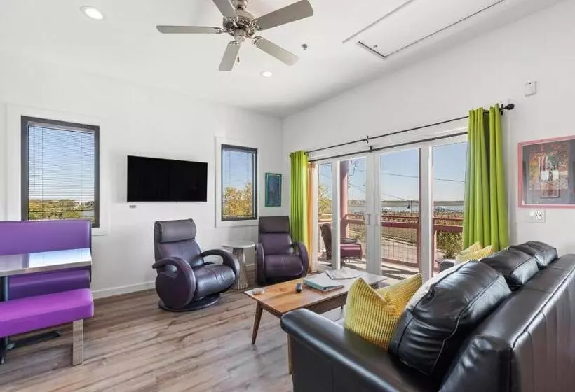 Hotelli Folly With Marsh And Sunset Views