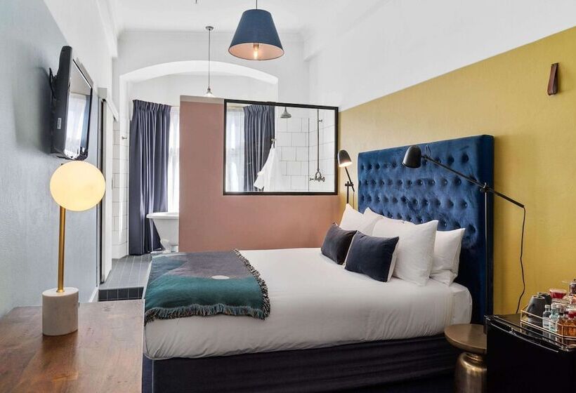 Harry, Ascend Hotel Collection