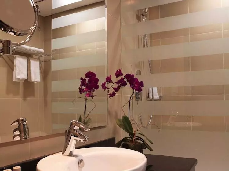 Отель Millennium Central Downtown