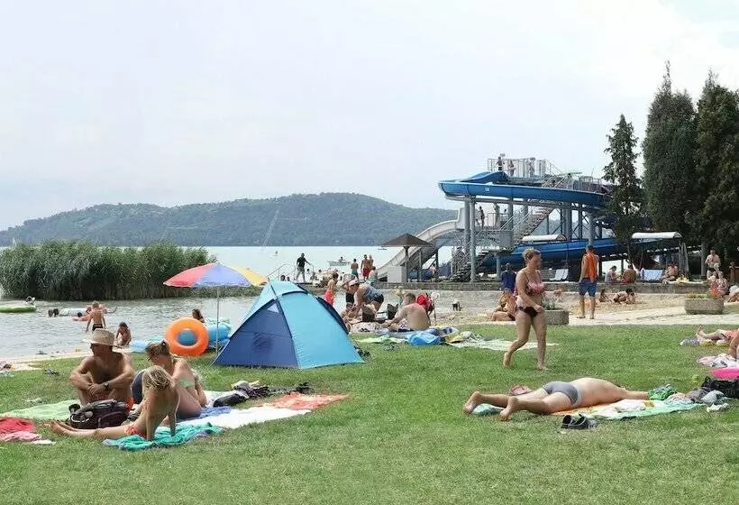 ホテル Balatontourist Füred Kemping&üdülőfalu