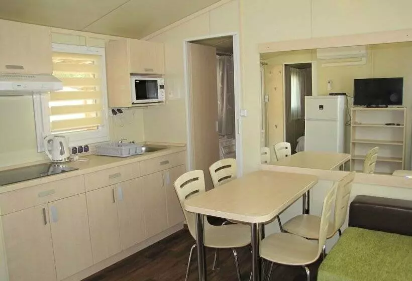 ホテル Balatontourist Füred Kemping&üdülőfalu