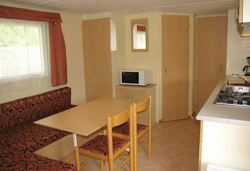 ホテル Balatontourist Füred Kemping&üdülőfalu