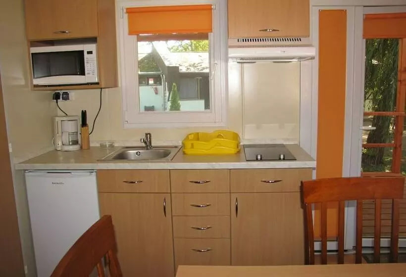 ホテル Balatontourist Füred Kemping&üdülőfalu