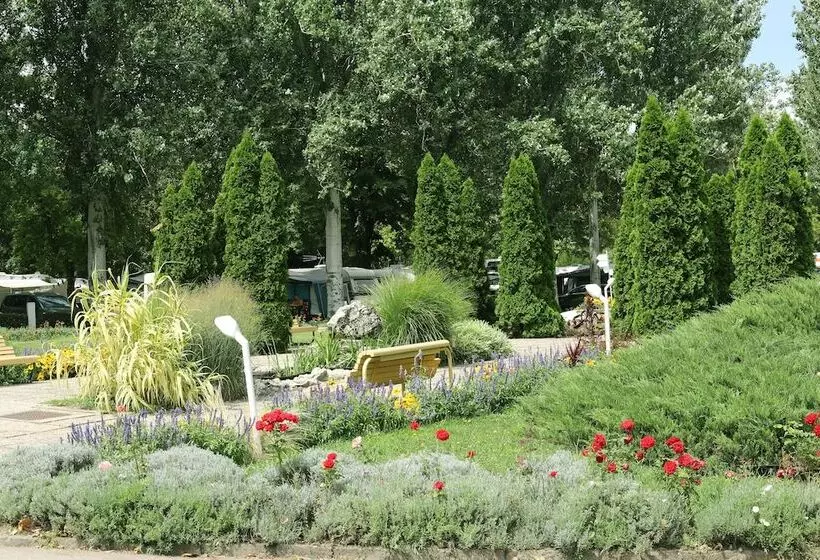 ホテル Balatontourist Füred Kemping&üdülőfalu