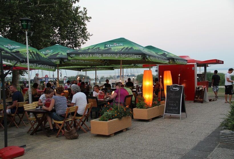 酒店 Balatontourist Füred Kemping&üdülőfalu