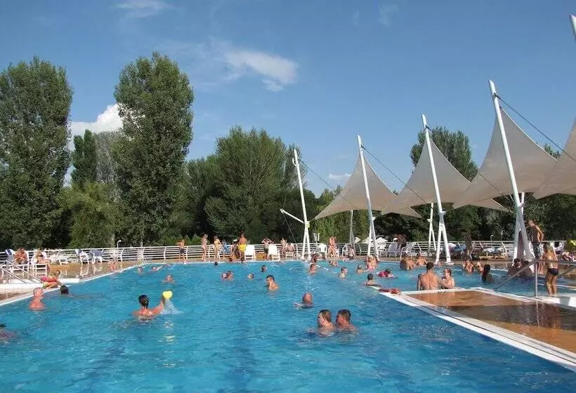 ホテル Balatontourist Füred Kemping&üdülőfalu