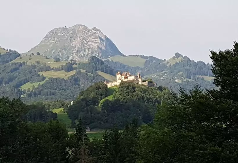 Hotelli Au Soleil De Gruyères Chez Chantal