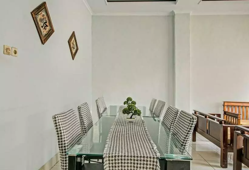 ホテル Oyo 3757 Mahkota Syariah Guesthouse