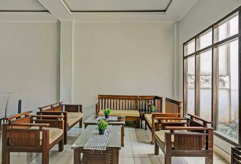 ホテル Oyo 3757 Mahkota Syariah Guesthouse
