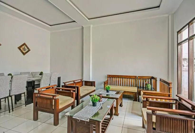ホテル Oyo 3757 Mahkota Syariah Guesthouse