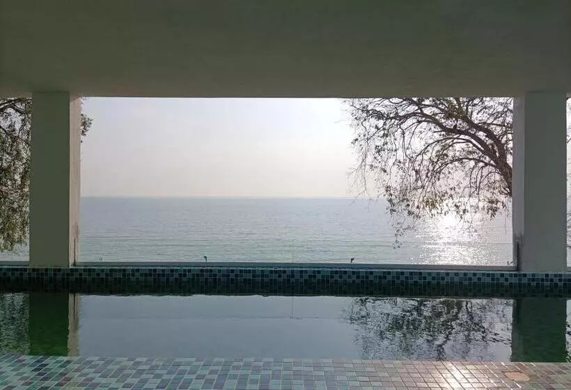 Hotelli Pacific Regency Beach Resort Port Dickson
