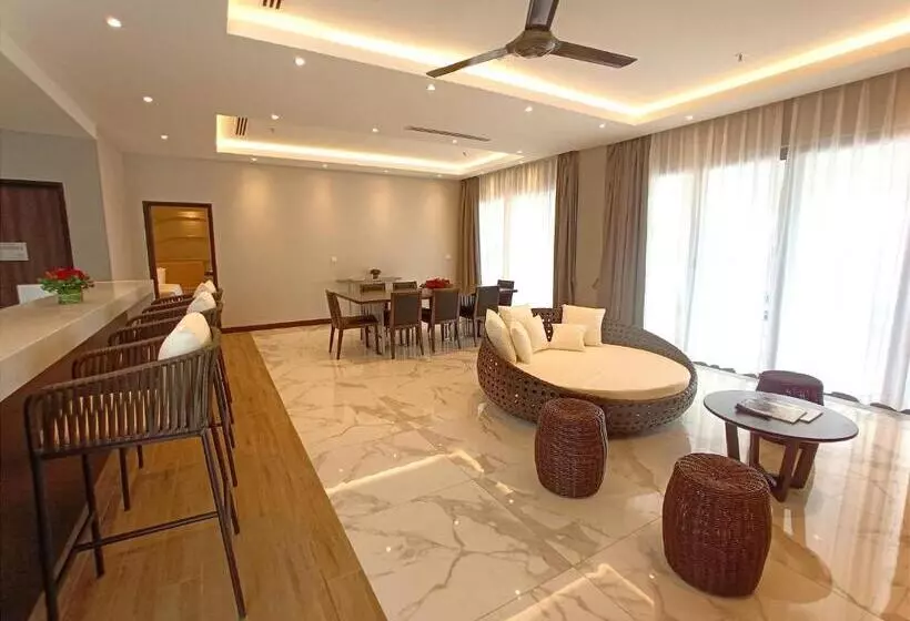 Hotelli Pacific Regency Beach Resort Port Dickson