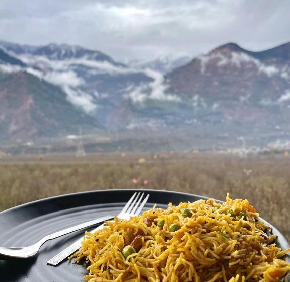 Flüstern Hostel And Café