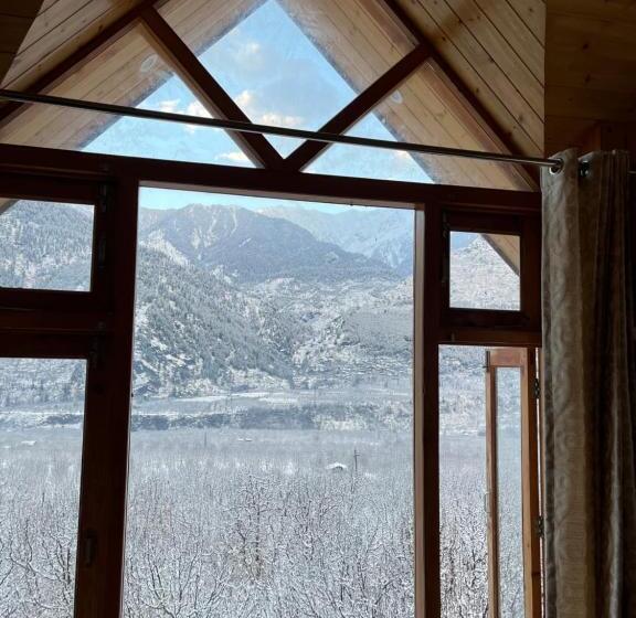 Flüstern Hostel And Café