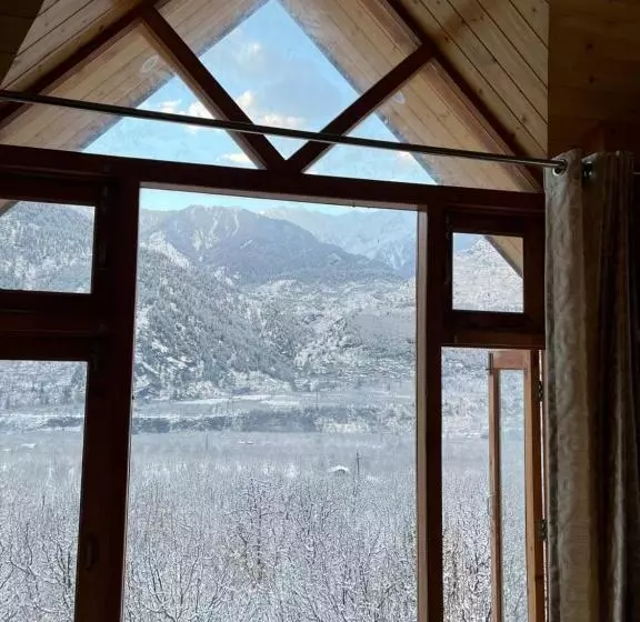 Flüstern Hostel And Café