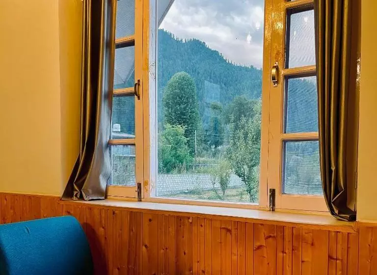 Flüstern Hostel And Café