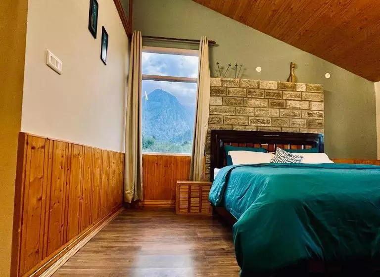 Flüstern Hostel And Café