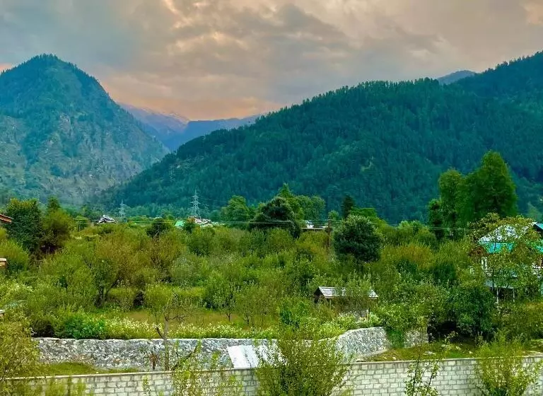 Flüstern Hostel And Café