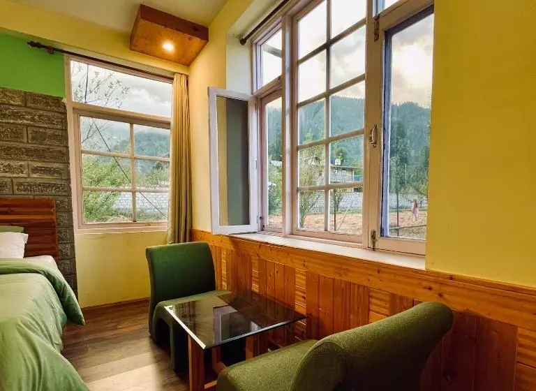 Flüstern Hostel And Café