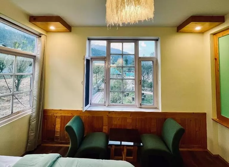 Flüstern Hostel And Café