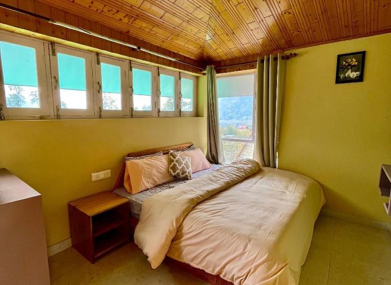 Flüstern Hostel And Café