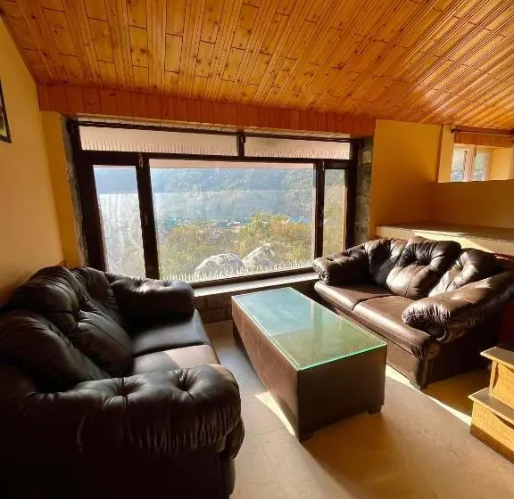 Flüstern Hostel And Café