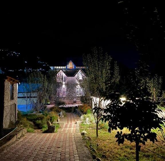 Flüstern Hostel And Café