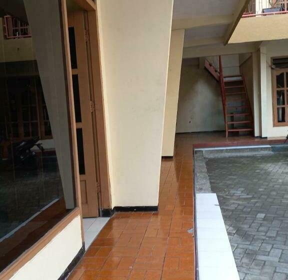 Hotel Oyo 90757 Am Key Villa Tretes 1