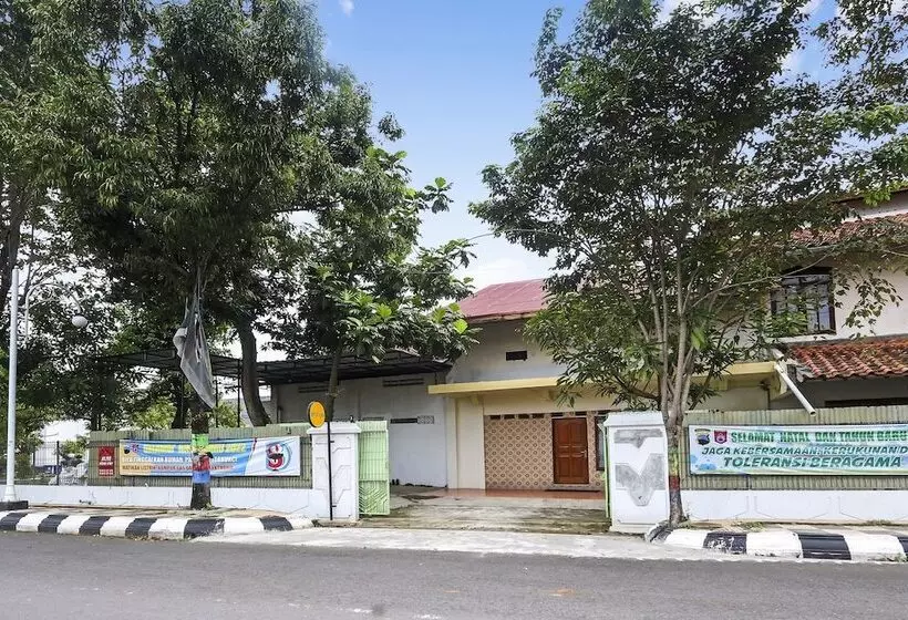 Hotelli Spot On 90744 Alika Homestay