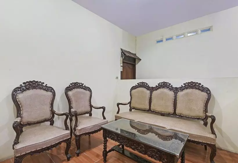 Hotelli Spot On 90744 Alika Homestay