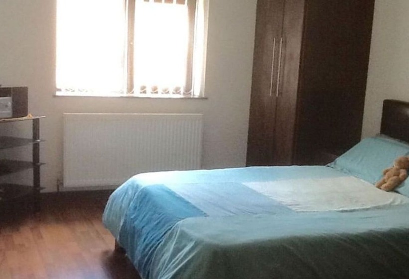 Pension Tara House, Cozy Shared Home In London