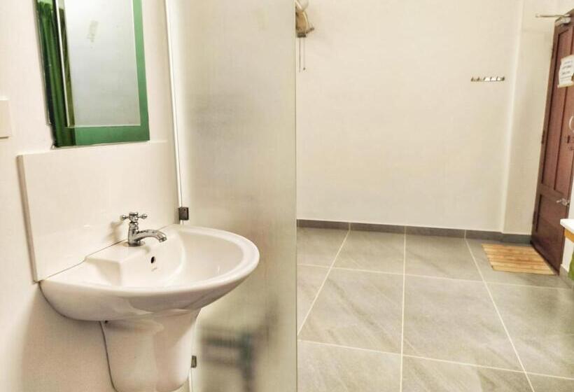 בית מלון כפרי Cherai Beach Valley