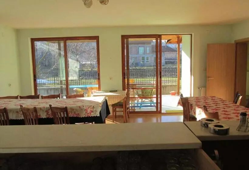 Majatalo Pri Orehite Guesthouse