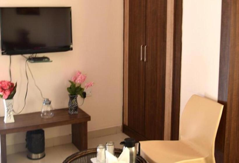 Hotel Le Emerald Residency