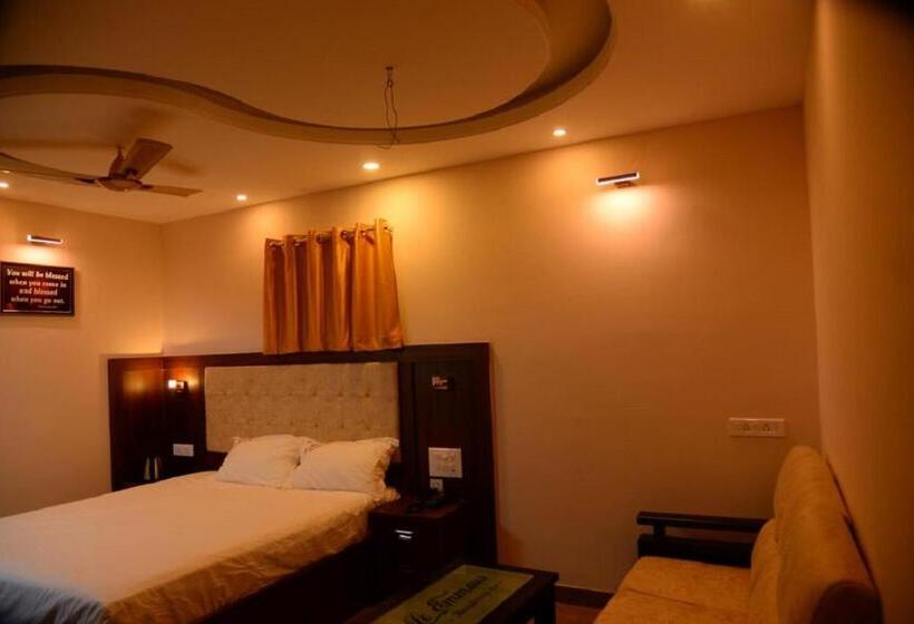 Hotel Le Emerald Residency