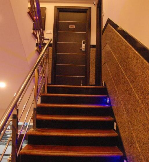 Hotel Le Emerald Residency