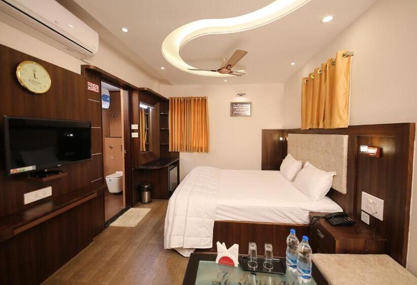 Hotel Le Emerald Residency