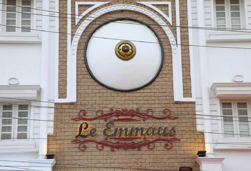 Hotel Le Emerald Residency