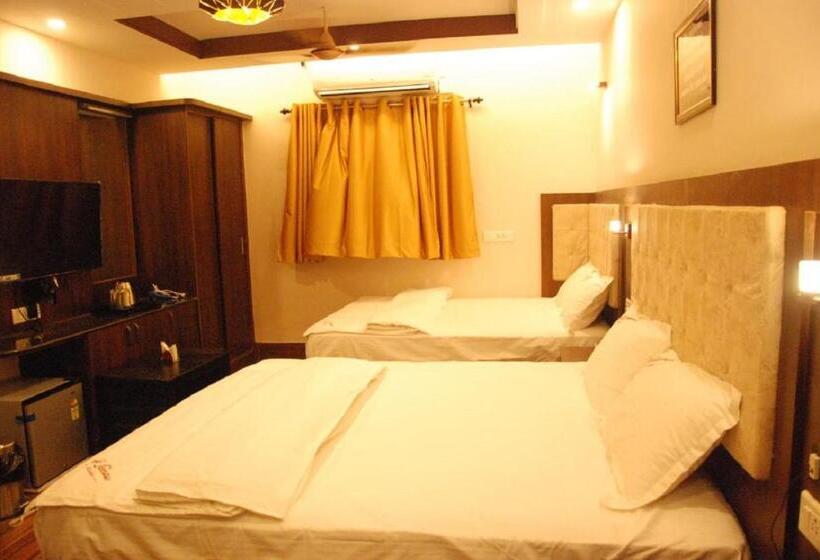 Hotel Le Emerald Residency