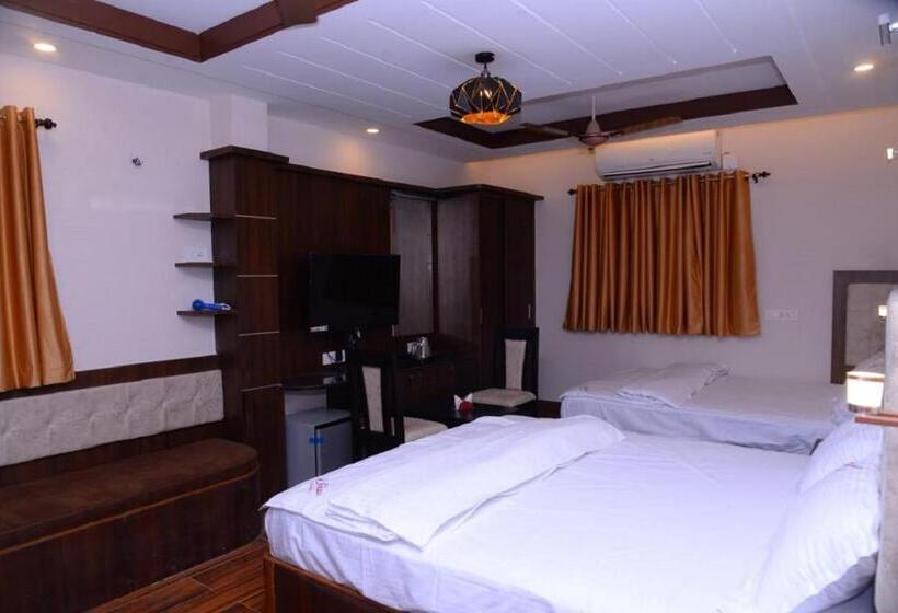 Hotel Le Emerald Residency