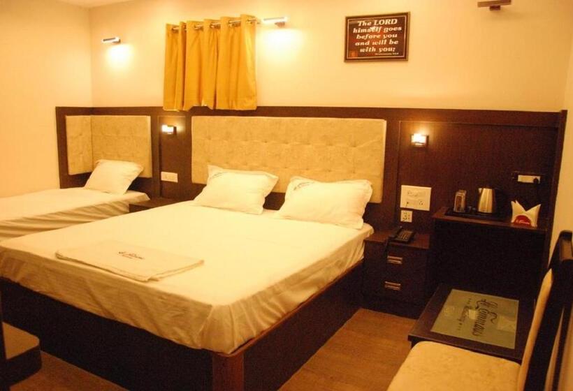 Hotel Le Emerald Residency