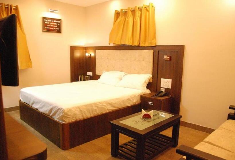 Hotel Le Emerald Residency