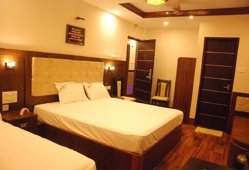 Hotel Le Emerald Residency